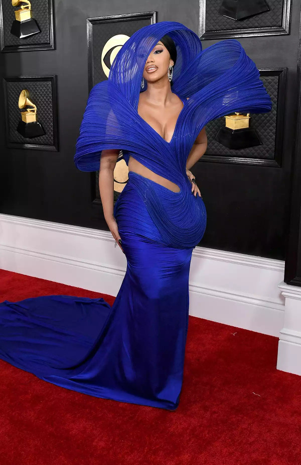6 Busana Terbaik Grammy Awards 2023, Harry Styles Bertabur Swarovski
