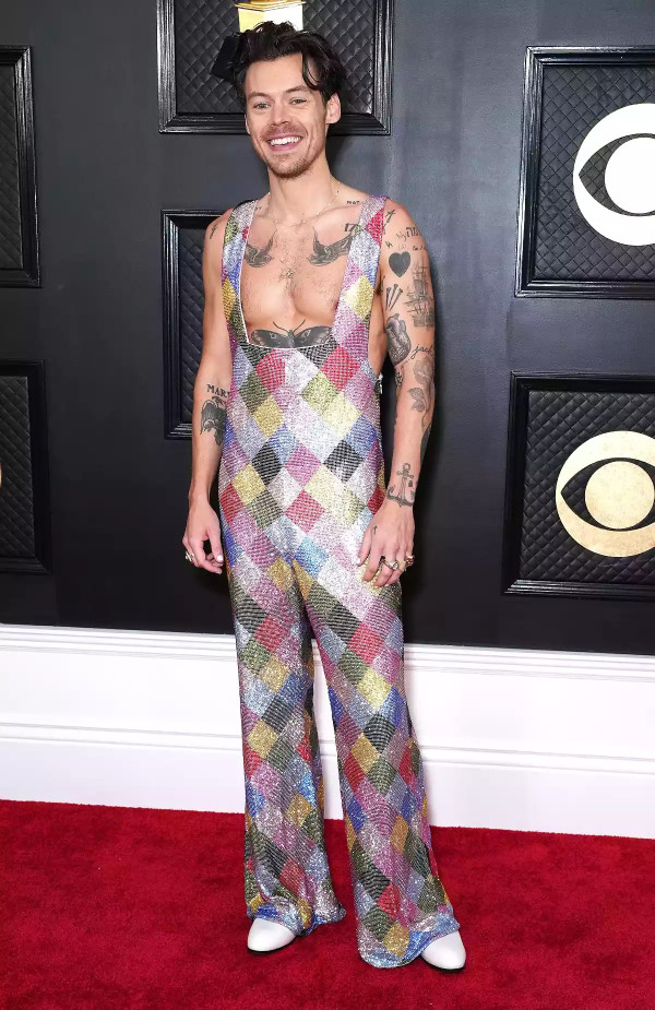 6 Busana Terbaik Grammy Awards 2023, Harry Styles Bertabur Swarovski