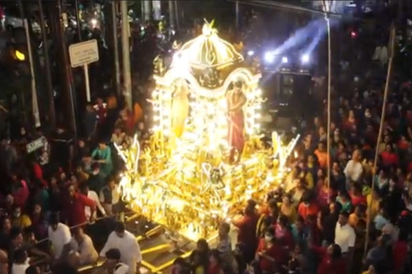 Meriah! Masyarakat Hindu Thamil Arak Kereta Kencana Berusia 132 Tahun saat Festival Thaipusam