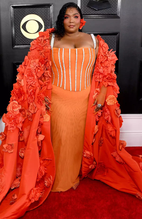 6 Busana Terbaik Grammy Awards 2023, Harry Styles Bertabur Swarovski