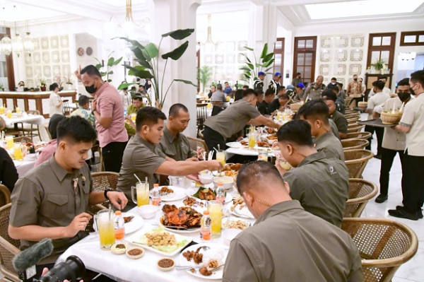 Momen Presiden Jokowi Ajak para Pengawal Makan Bersama saat Kunjungan ke Sidoarjo