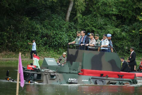 Spesifikasi Panser Anoa 6x6 Amfibi Pindad, Pernah Dipakai Presiden Jokowi Seberangi Danau