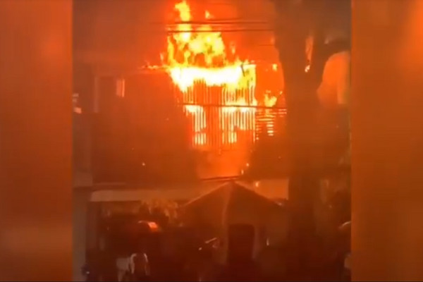 Di Tengah Hujan Lebat, 4 Ruko di Kota Malang Ludes Terbakar