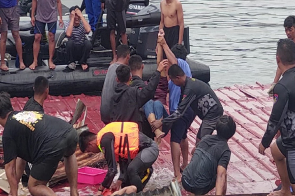 4 Orang Tewas Terjebak di Rumah Makan Terapung yang Ambruk Diguncang Gempa M 5,4