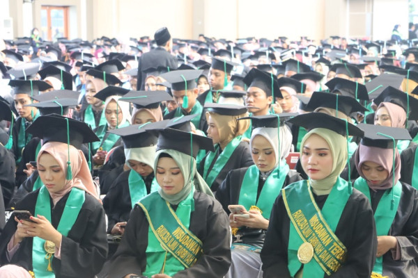 UIN Walisongo Lepas 1.518 Wisudawan, Ini Pesan Rektor untuk Para Sarjana