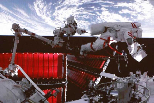 Pertama Kali Astronot Shenzhou 15 China Sukses Lakukan Misi Perjalanan Ruang Angkasa