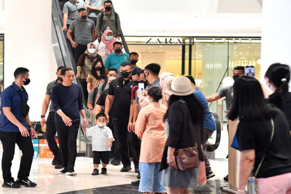 Jokowi, Al Nahyan, dan Sedah Mirah Ngemal di Sun Plaza Medan, Warga Berebut Foto Bareng