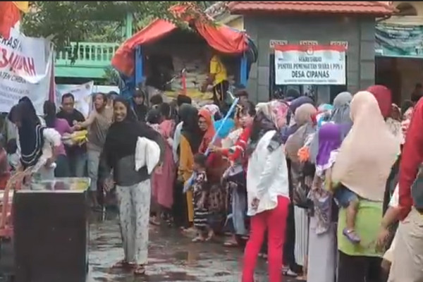 Demi Beras Murah, Ibu-ibu di Cirebon Rela Antre Berdesakan saat Operasi Pasar Bulog