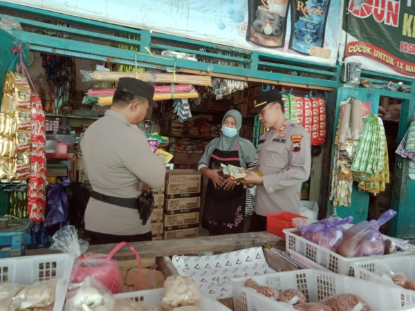 Anggota Polsek Bantarbolang Blusukan ke Pasar Antisipasi Penimbunan Sembako