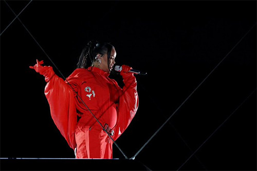 Tampil di Panggung Super Bowl 2023, Rihanna Ketahuan Hamil Anak Kedua