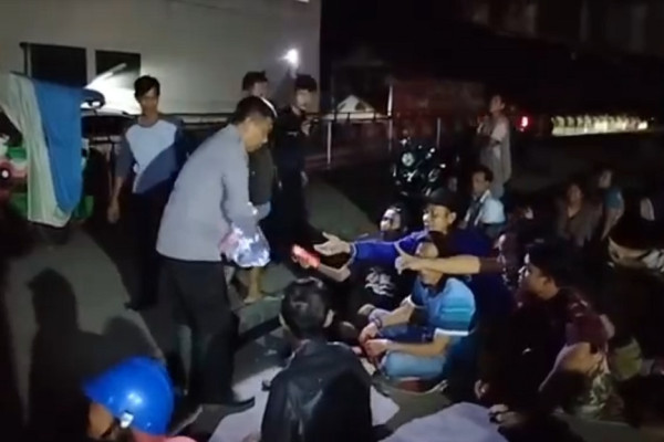 Memprihatinkan! Ratusan Korban Banjir Subang Mengungsi di Bawah Jalan Layang