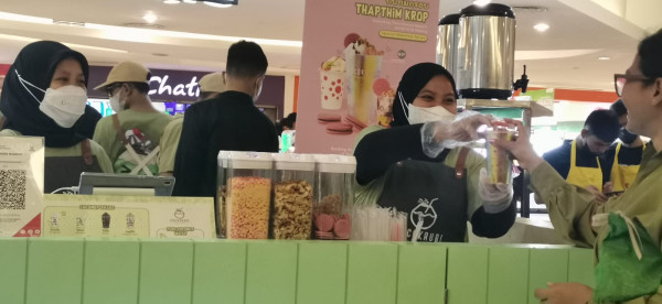 Mau Valentine-an tapi Murah? Coba Air Kelapa Campur Es Krim Vegan Ini