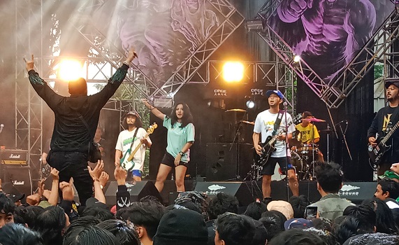 Puluhan Band Getarkan Cimahi, Tampil Nonstop di Konser Supermusic x Hellprint