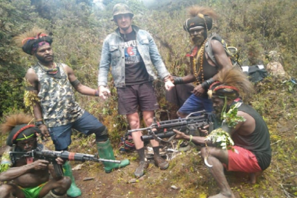 Beredar Foto Pilot Susi Air dalam Tawanan KKB Papua