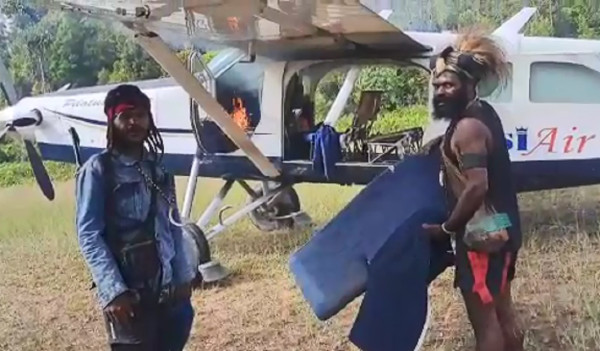 Beredar Foto Pilot Susi Air dalam Tawanan KKB Papua