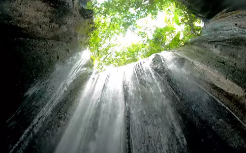 Menikmati Pesona Tersembunyi Tukad Cepung, Air Terjun Dalam Goa di Bali