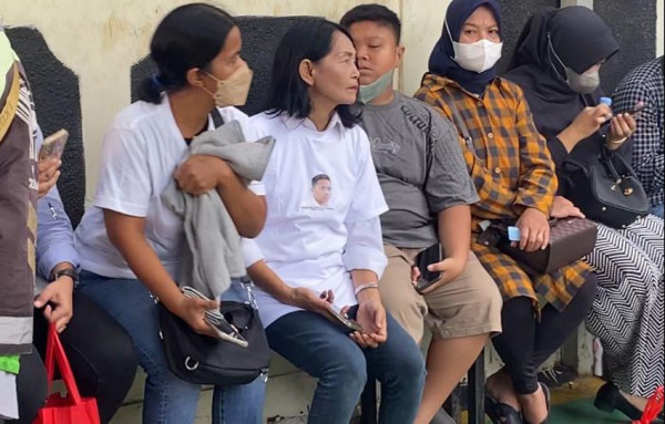 Karangan Bunga dan Fans Bharada E Ramaikan PN Jakarta Selatan