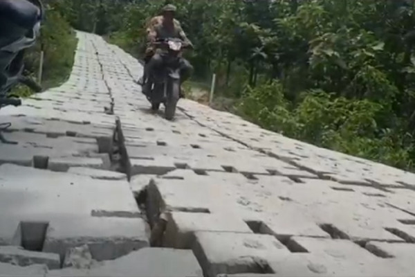 Heboh Penampakan Jalan Mirip Puzzle Rp6,7 Miliar di Bojonegoro