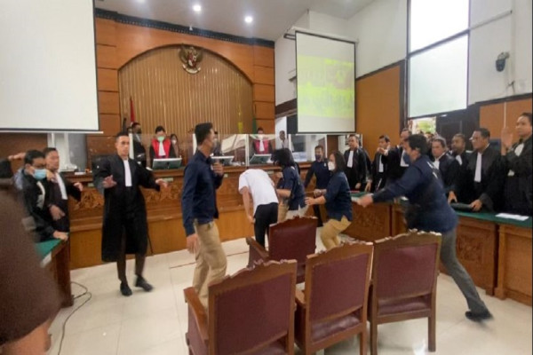 Richard Eliezer alias Bharada E Divonis 1,5 Tahun Penjara, Pengacara Ikut Menangis