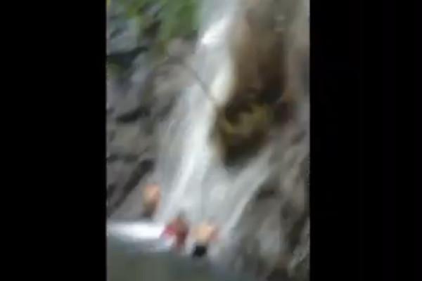Ngeri! Detik-detik Wisatawan Tertimpa Longsor di Air Terjun Sedudo Nganjuk, 1 Tewas