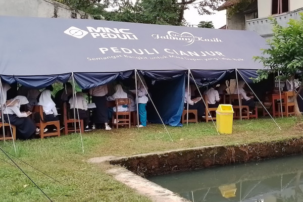 Pelajar Korban Gempa Cianjur Semringah Terima Tenda untuk Kelas Darurat dari MNC Peduli