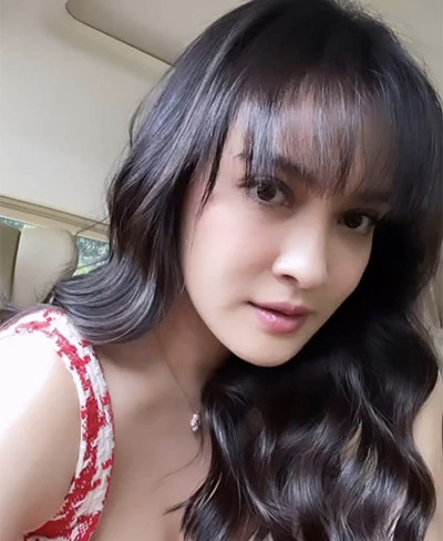 Shandy Aulia Tampil Manis dan Muda dengan Poni Rambut Badai, Intip 5 Potretnya!