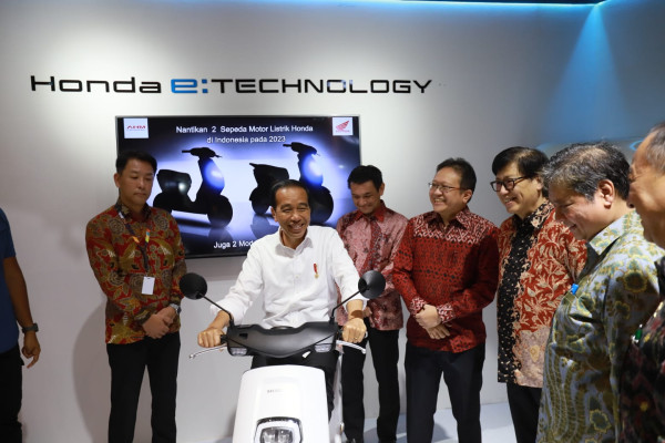 AHM Pamer CRF250L dan Motor Listrik Honda EM1 e: di IIMS 2023
