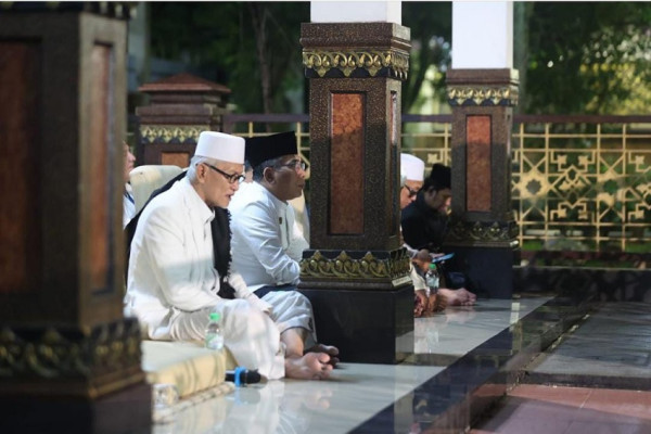 Kiai Sepuh Tahlil dan Istigasah di Makam Pendiri NU