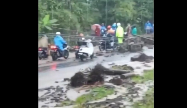 Longsor Tutup Jalur Utama Purbalingga-Pemalang, Pengedara Berjatuhan