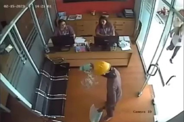 Heroik! Anggota Polda Sulut Berkelahi Gagalkan Aksi Pembakaran Kantor di Manado