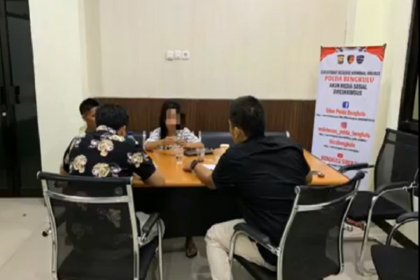 Live di Medsos Tanpa Sehelai Baju, Selebgram Cantik di Bengkulu Diringkus Polisi