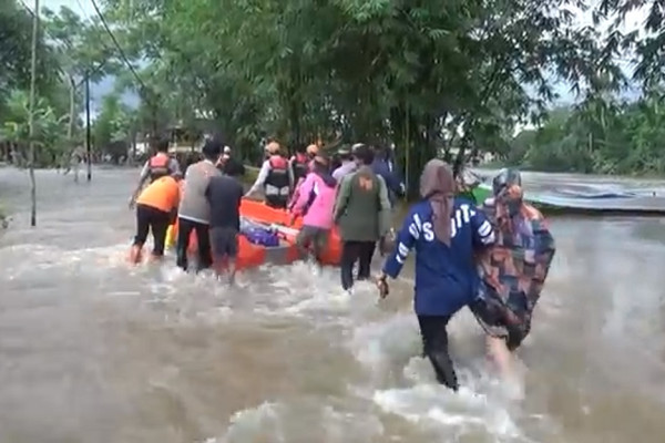 Miris! Jalan Tergenang Banjir, Jenazah Wanita Dievakuasi Pakai Perahu Karet