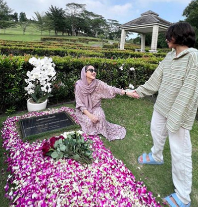 Momen BCL Ziarah ke Makam Ashraf Sinclair Bersama Noah, Intip 4 Potret Harunya