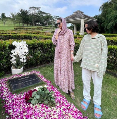 Momen BCL Ziarah ke Makam Ashraf Sinclair Bersama Noah, Intip 4 Potret Harunya