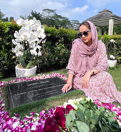 Momen BCL Ziarah ke Makam Ashraf Sinclair Bersama Noah, Intip 4 Potret Harunya