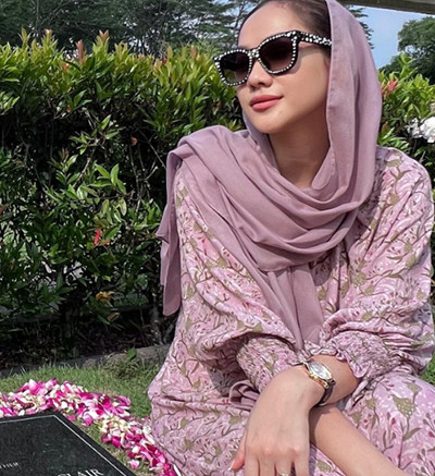 Momen BCL Ziarah ke Makam Ashraf Sinclair Bersama Noah, Intip 4 Potret Harunya