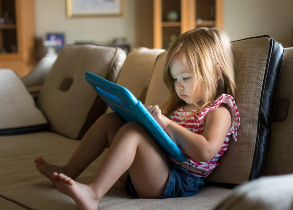 Untung Rugi Pakai Tablet Murah untuk Anak-anak