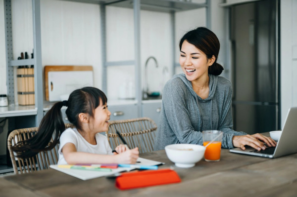 Untung Rugi Pakai Tablet Murah untuk Anak-anak