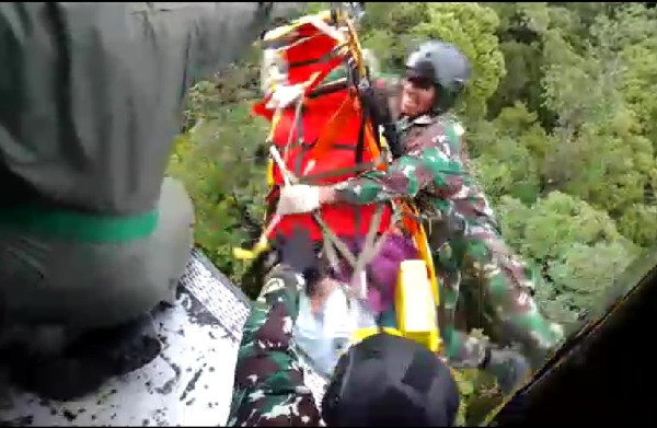 Dramatis! Perjuangan Anggota TNI Lindungi Kapolda Jambi saat Dievakuasi ke Helikopter