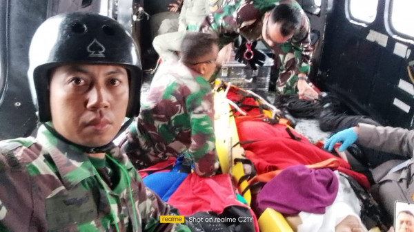 Dramatis! Perjuangan Anggota TNI Lindungi Kapolda Jambi saat Dievakuasi ke Helikopter