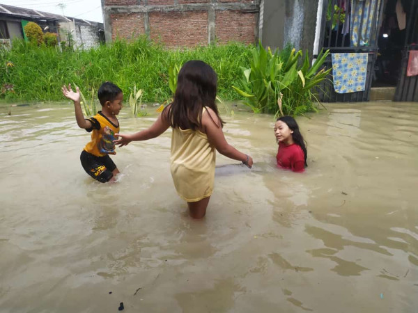 Korban Banjir Gresik Keluhkan Minimnya Fasilitas Evakuasi