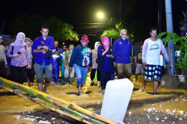 Tinjau Banjir di Gresik, Gubernur Khofifah Minta Cek Ulang Saluran dan Penampungan Air Serta Kapasitas Tanggul