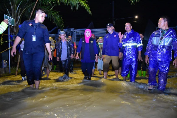 Tinjau Banjir di Gresik, Gubernur Khofifah Minta Cek Ulang Saluran dan Penampungan Air Serta Kapasitas Tanggul
