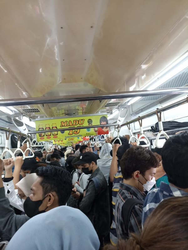 KRL Gangguan, Penumpang Menumpuk di Sejumlah Stasiun