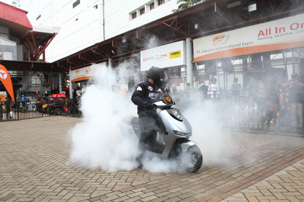 Jangan Anggap Remeh, Motor Listrik Yadea Ternyata Asyik Dipakai Wheelie