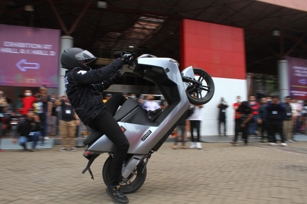 Jangan Anggap Remeh, Motor Listrik Yadea Ternyata Asyik Dipakai Wheelie