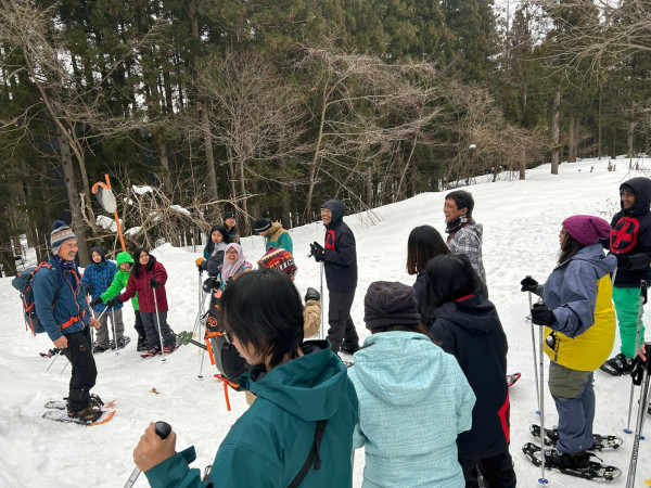 Menjajal Snowshoe, Jalan di Atas Salju dalam Hutan Jepang