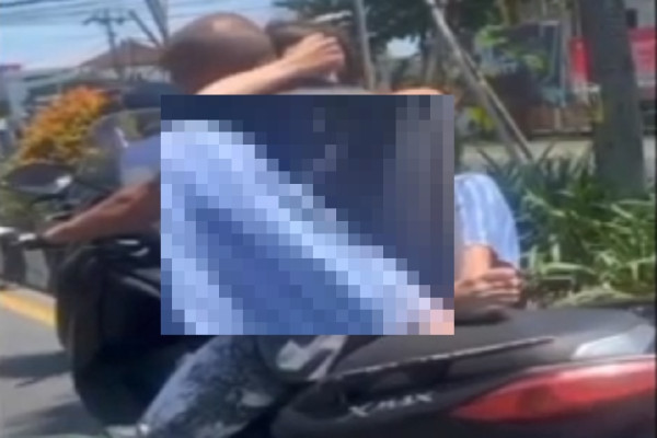 Heboh! Sepasang Bule Terekam Mesum di Atas Motor di Jalanan Bali