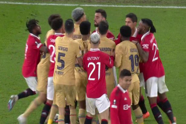 Insiden Bruno Fernandes Tendang Bola ke Perut De Jong dan Pujian Erik ten Hag kepada Fred