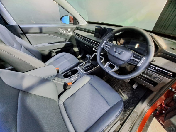Wuling Alvez Menantang Honda HR-V, Menggedor Toyota Raize